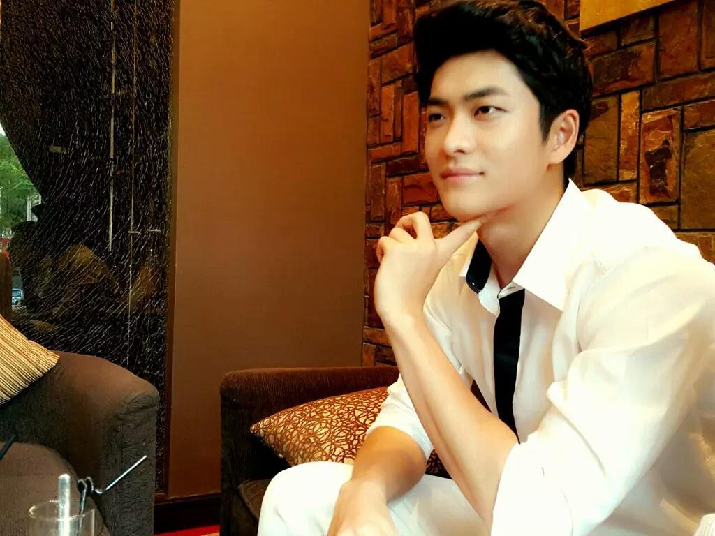 MakeMe5urprise's tweet photo. [TRANS] @the5urprise ตึกตักตึกตัก~♥ กำลังสัมภาษณ์อยู่ที่เวียดนามครับ~! #오늘도청춘 #ForeverYoung #VTV #คังแทโอ http://t.co/fUAp6Iu8Bh
