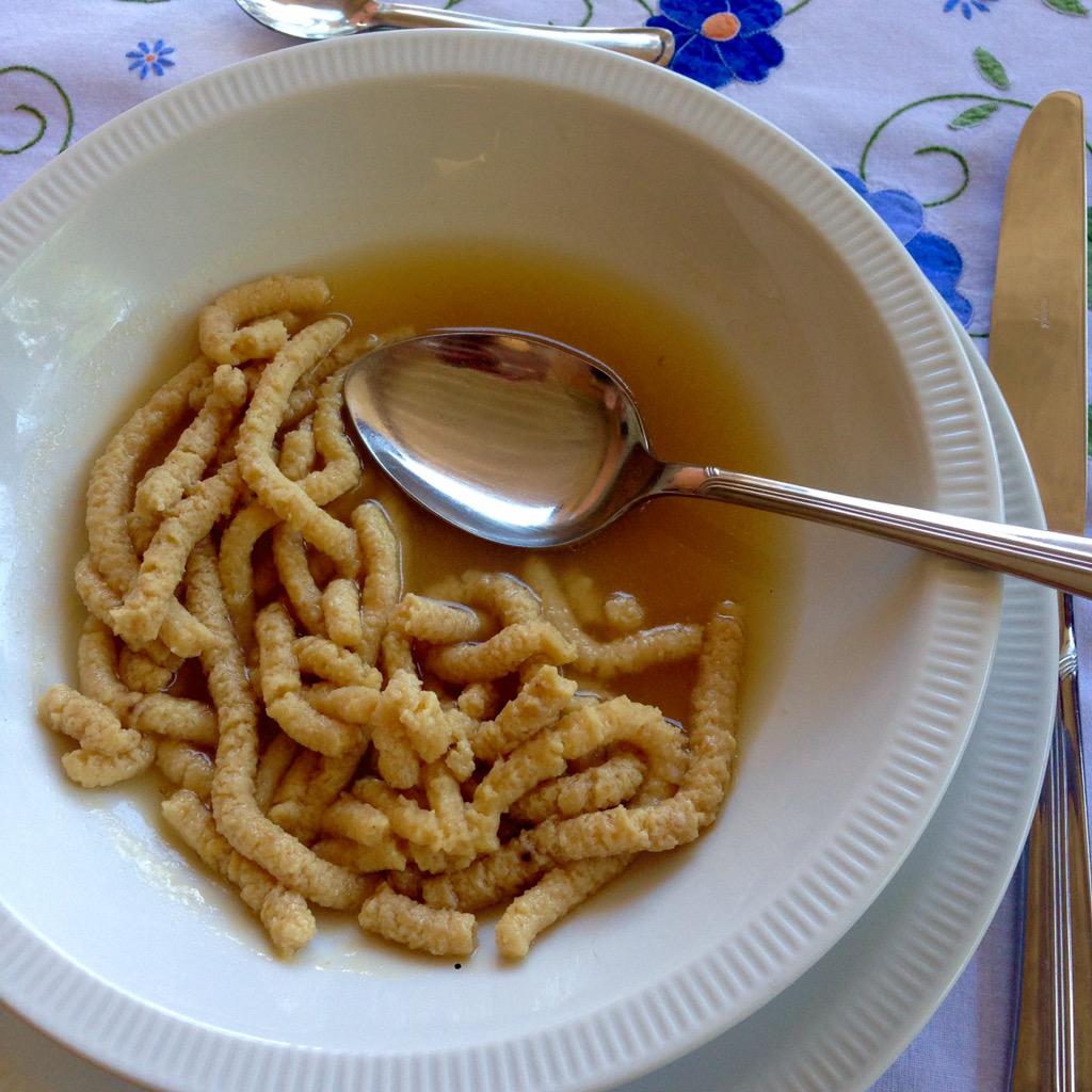 turismoER's tweet photo. [#APranzoConTER #Bertinoro] Iniziamo il pranzo con uno dei piatti simbolo del territorio: #passatelli in brodo <3 http://t.co/Qh7gwk6jAx