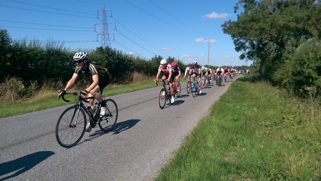 BeestonRacing's tweet photo. #BourneWheelers #NCRA race: @LukeBonnett &amp; @olismee in the chasing bunch. #WithamWheelers rider has 30sec lead http://t.co/MLj70fgu81