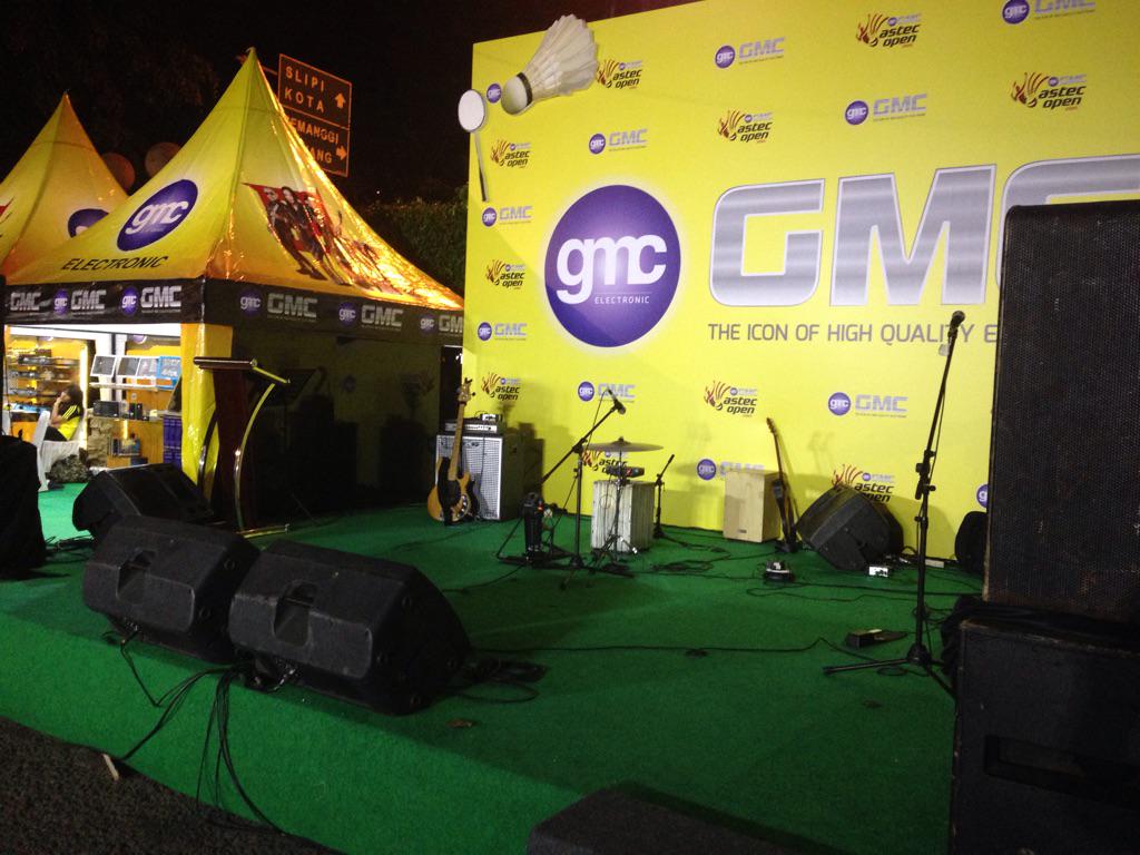 iluviaband's tweet photo. hallo ILUVIANIS, hari ini kita live akustikan di Event GMC tepatnya di Lapangan Badminton Senayan jam 8 malam http://t.co/VK6oMb5Inc