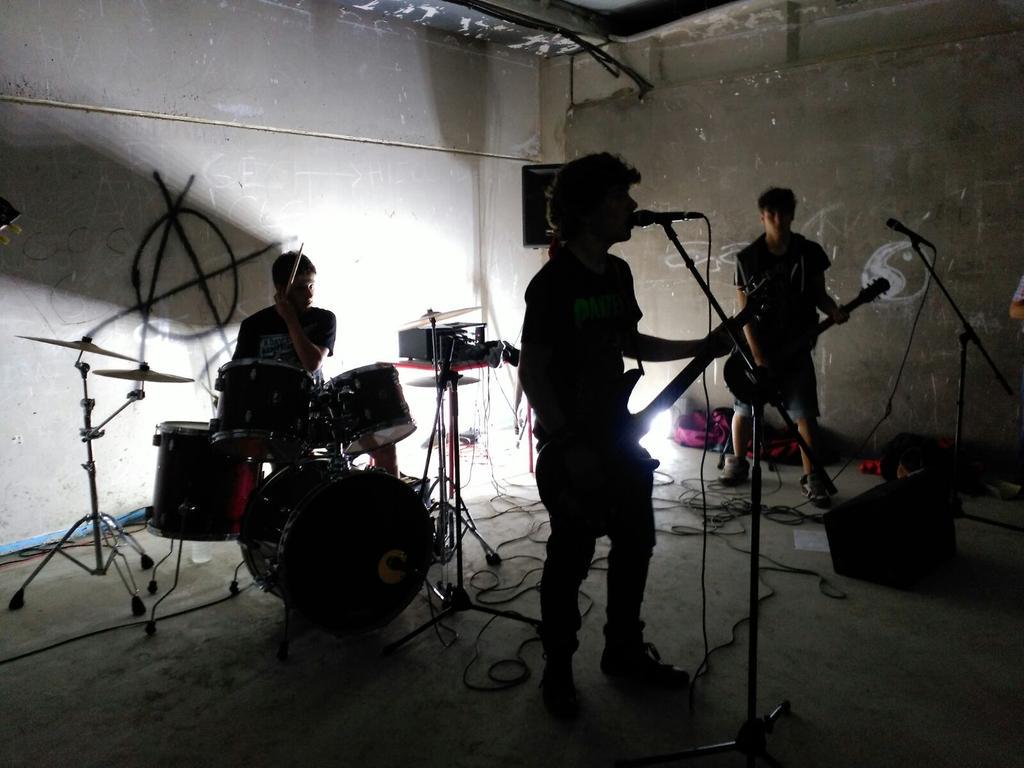 Una pena lo de la lluvia, esperamos que halláis disfrutado del concierto igual que lo hicimos nosotros! #TakeOff