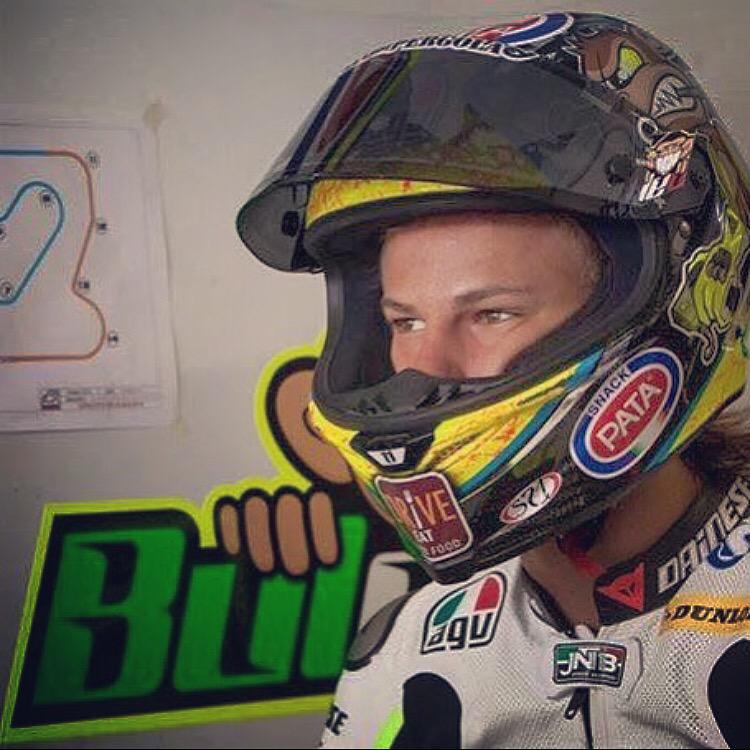 EsseVentuno's tweet photo. #esseventuno vicino ai campioni
#S21#Moto3#gas#a#martello#thanks @nbulega http://t.co/lM9HLjoKFI