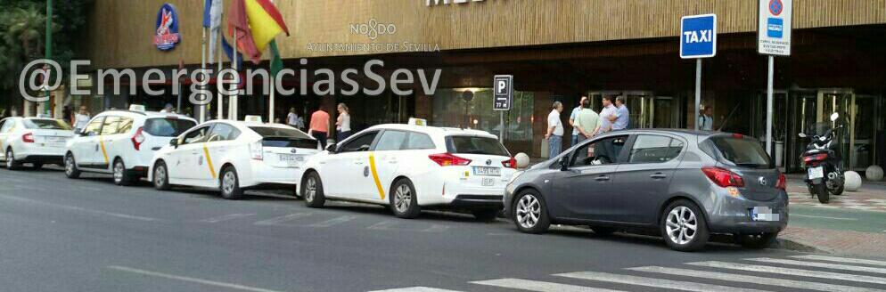 EmergenciasSev's tweet photo. #EmergenciasSev | Si aparcas en #ParadaTaxis, no piensas en los demás. Anda, esfuérzate un poco...😉 #PoliciaSevilla http://t.co/zsxnuHUAFN