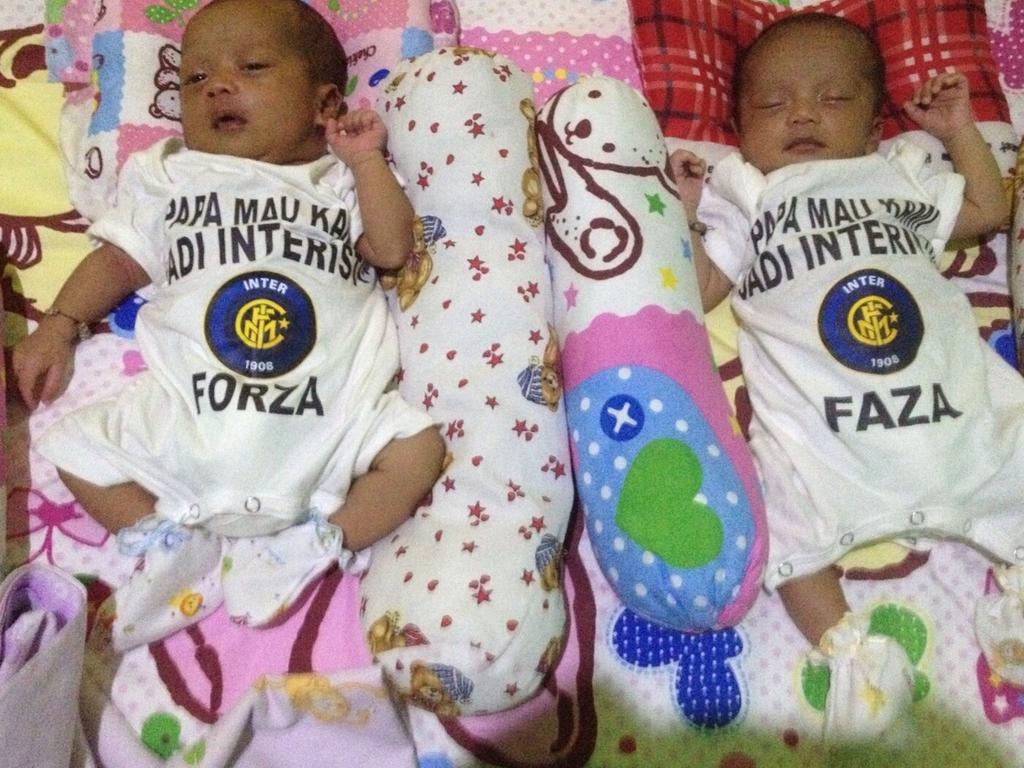 InterClubIndo's tweet photo. Luar biasa. Anak kembar dari member @ICI_Kotabaru lucunya. Halo Forza &amp; Faza 😘😘 @Inter @Inter_id http://t.co/zWVWE7MAMC