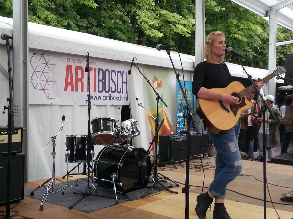 Artibosch's tweet photo. Zoe Sluis winnares artibosch publieksprijs fotowedstrijd en super zangeres! #ikband #studi073 http://t.co/5E6rva9TSb