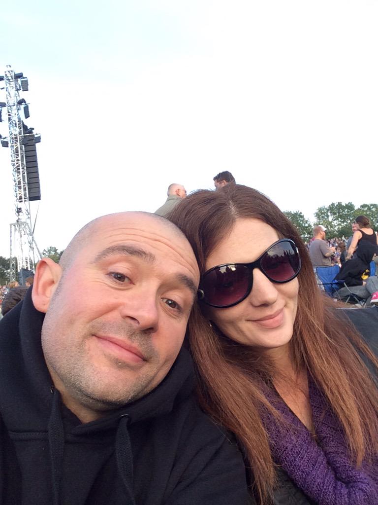 jimedwards40's tweet photo. @foofighters thank you for another great night. Family and FOOs @suzimzi @deerdesignsjulz http://t.co/luRRnmLV56