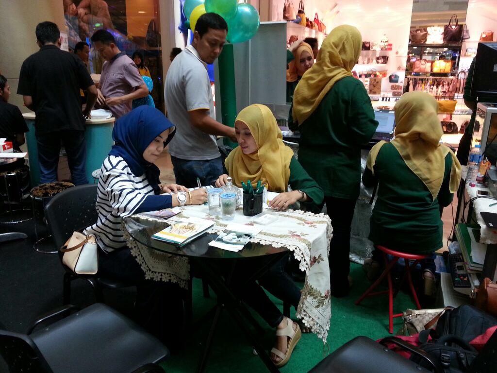 sukses_menabung's tweet photo. Tak kenal maka tak sayang😆 kenali perbankan syariah lbhdalam yuks. Kami hadir sampai malam ini di @PejatenVillage 😉 http://t.co/GBuUh99viT
