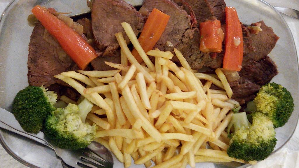 jjassociatesYin's tweet photo. @DarrylDaugherty dinner with 30 Portuguese friends #fishstarters &amp;  vitela estafada (veal) main + birthday cake http://t.co/xUhjR3LlWY