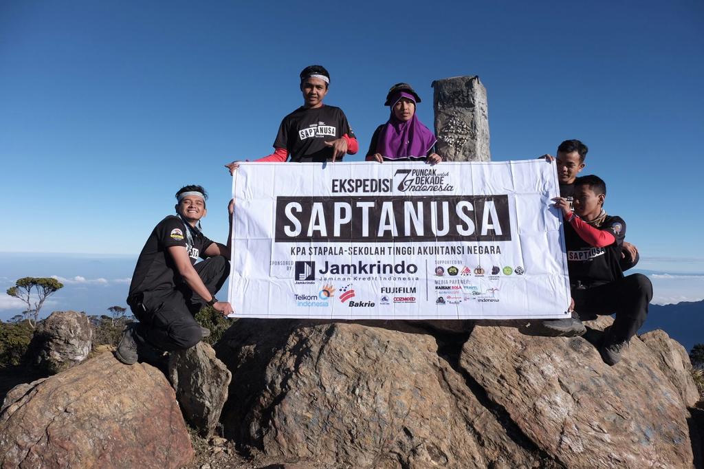 7SummitsINA's tweet photo. 06.33 WITA 05.09.2015 Puncak Gn. Latimojong 3478mdpl, Sulawesi. Next stop: Gn. Binaiya, Maluku. #7SummitsIndonesia http://t.co/XAffMUL0rF