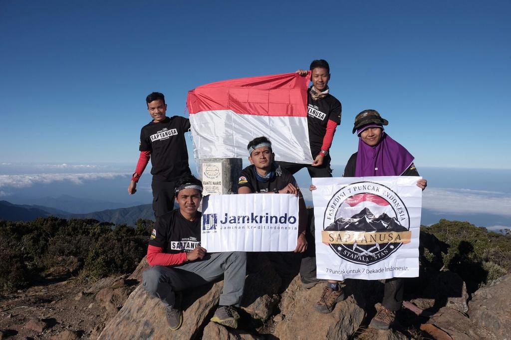 7SummitsINA's tweet photo. 06.33 WITA 05.09.2015 Puncak Gn. Latimojong 3478mdpl, Sulawesi. Next stop: Gn. Binaiya, Maluku. #7SummitsIndonesia http://t.co/XAffMUL0rF