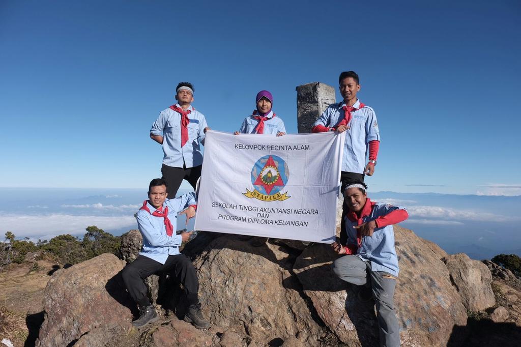 7SummitsINA's tweet photo. 06.33 WITA 05.09.2015 Puncak Gn. Latimojong 3478mdpl, Sulawesi. Next stop: Gn. Binaiya, Maluku. #7SummitsIndonesia http://t.co/XAffMUL0rF