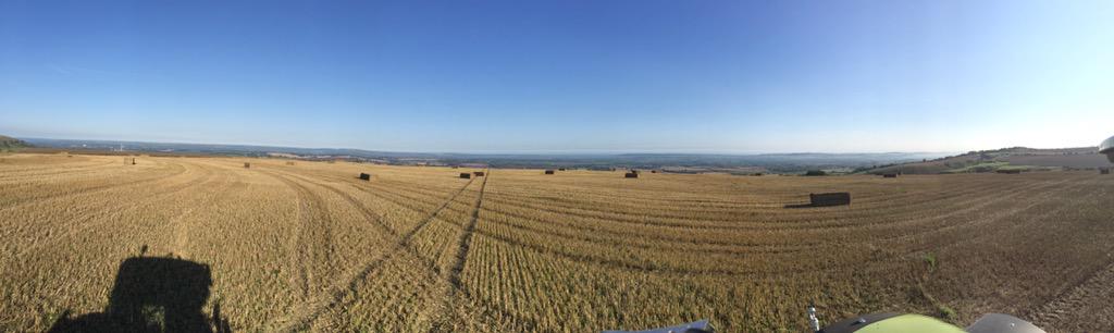 mdpencil1's tweet photo. Morning every one cracking day cracking view from up on the Westbury hills today #balechasing #wiltshire http://t.co/5Yr0tqI3Ex