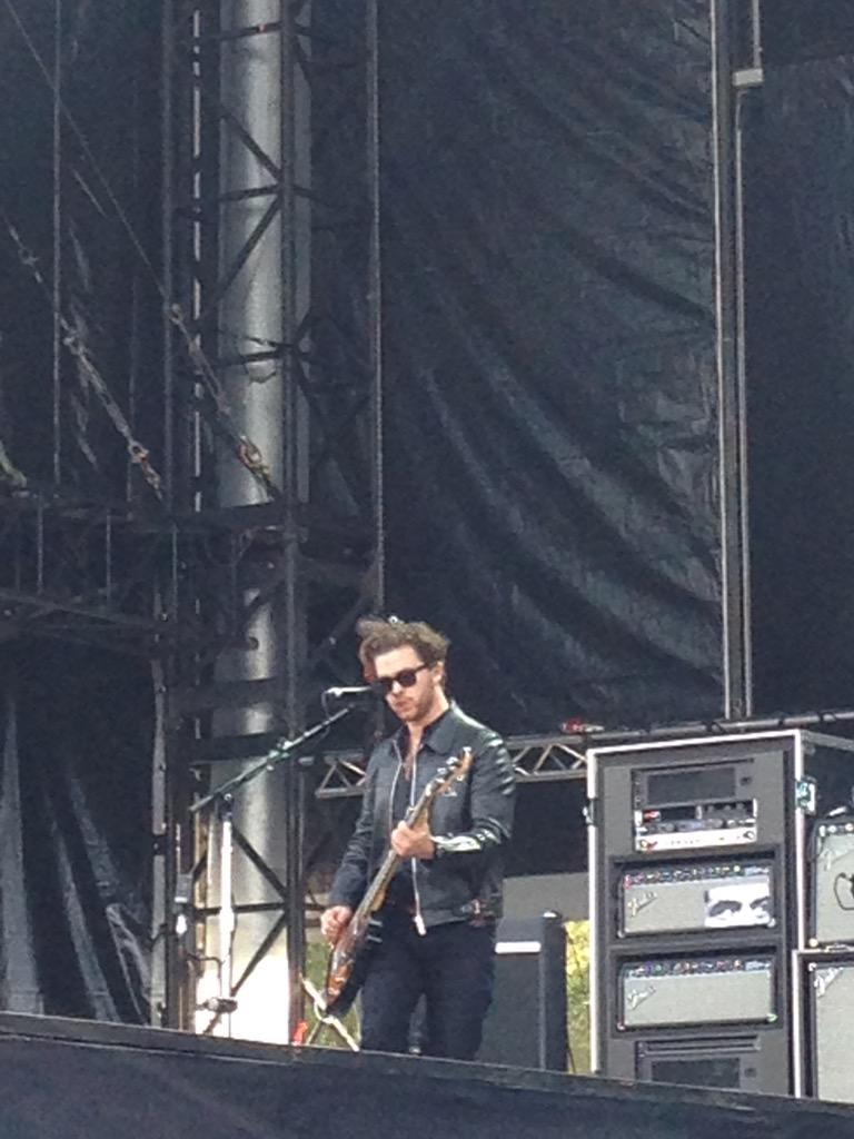 lafollen's tweet photo. @royalblooduk @thenationalbowl  last night amazing #royalblood http://t.co/3RjcFuI4kA