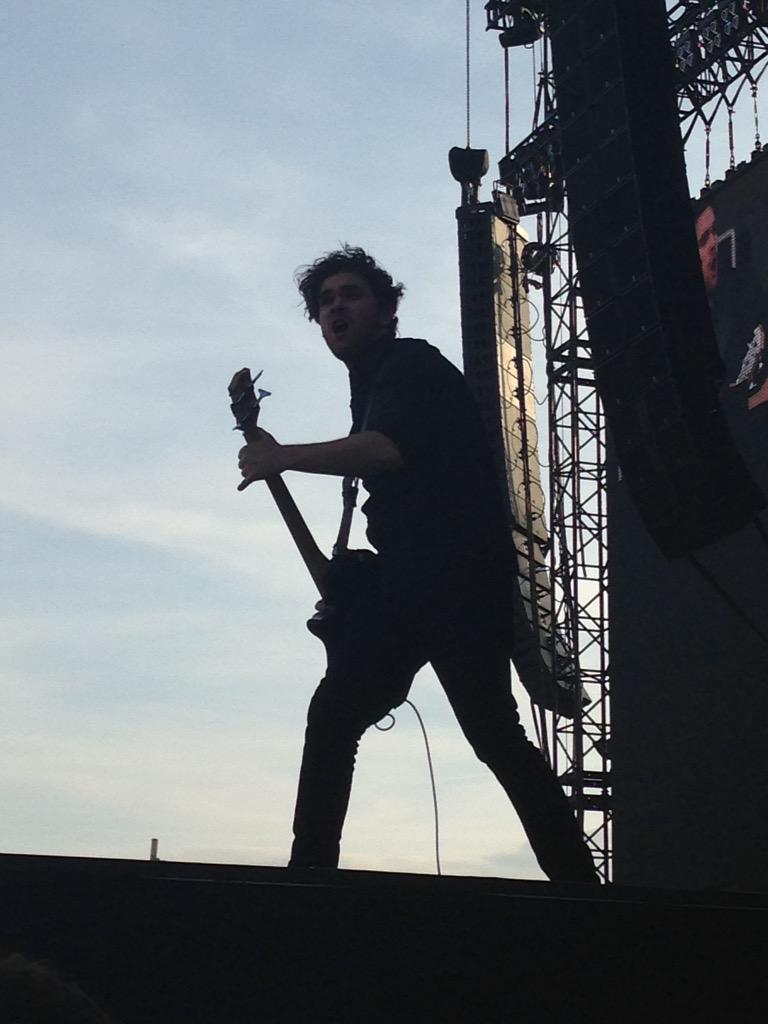 lafollen's tweet photo. @royalblooduk @thenationalbowl  last night amazing #royalblood http://t.co/3RjcFuI4kA