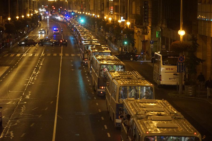 ArabicOrg's tweet photo. وصول أول حافلة هنغارية تقل مهاجرين إلى #الحدود_النمساوية
http://t.co/ZI8ZdsdZSd http://t.co/2X8TD34kEL