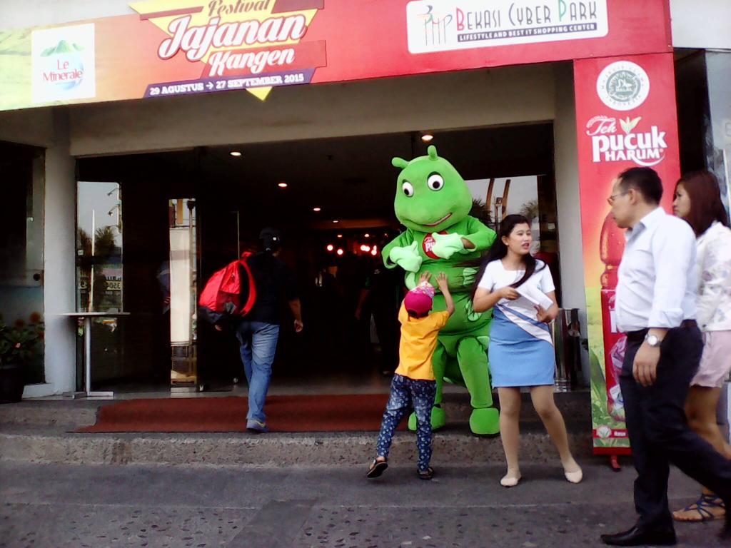 bekasicyberpark's tweet photo. si ulet hijau berbagi kesegaran #tehPucukHarum bikin memikat pengunjung BCP #jajananKangen_BCP http://t.co/UNLAALPM9Z