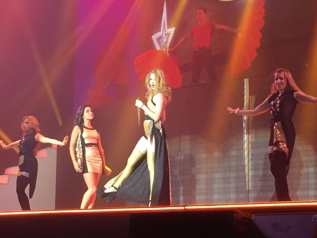 CLodovicaTjk's tweet photo. #FOTO
Доступны новые фотографии с шоу <<Violetta Live Viena>> с Мечи и Альбой.

#DVTO {@AlbaRicoNavarro @Mechilambre} http://t.co/SvHD8QxN0v