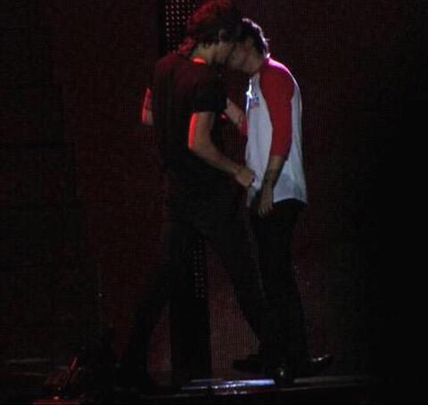 leadirection1d's tweet photo. #OTRAMonteal ❤️ http://t.co/hcwSpTO7Je