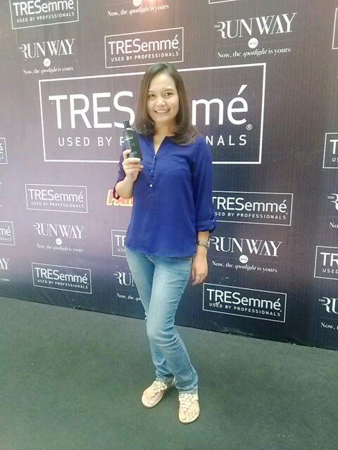 globalfmsby's tweet photo. Selfie competition @yanikusuma with @TRESemmeID #TheRunaway2015 #TRESemme #TheRunawaySBY http://t.co/5V8aPyZyFB
