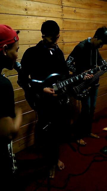 Ipeslonglast_'s tweet photo. At studio top 10 @junotROS_  vocal/rythem dan sachi bassist resky lead gitar http://t.co/X4wr34q5yX