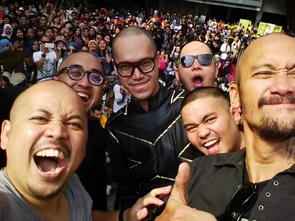 danangpostman's tweet photo. Ihiw! RT @sisogi: @rhesa_aditya pertama kali liat dirinya botak pas gue ajak berfoto ini. Dia kaget! #ShaveForHope http://t.co/JKYDjIr5BQ