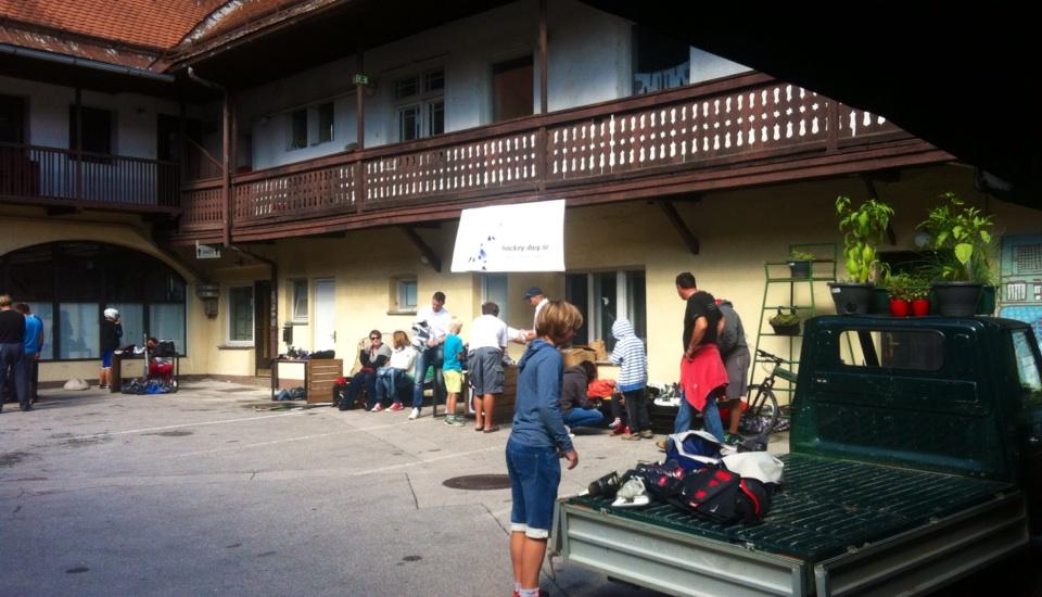lepazoga's tweet photo. Sejem rabljene hokejske opreme @lepazoga do 14h http://t.co/kcCLMbe6KX