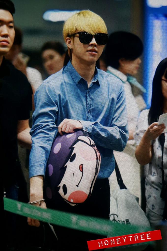 wh_honeytree's tweet photo. 150906 인천공항입국 우현🐝 흑 팔소매 걷는것도 이러케 멋있ㄷㅏ 심장폭행당해써.. http://t.co/T3Wy5uLaLI