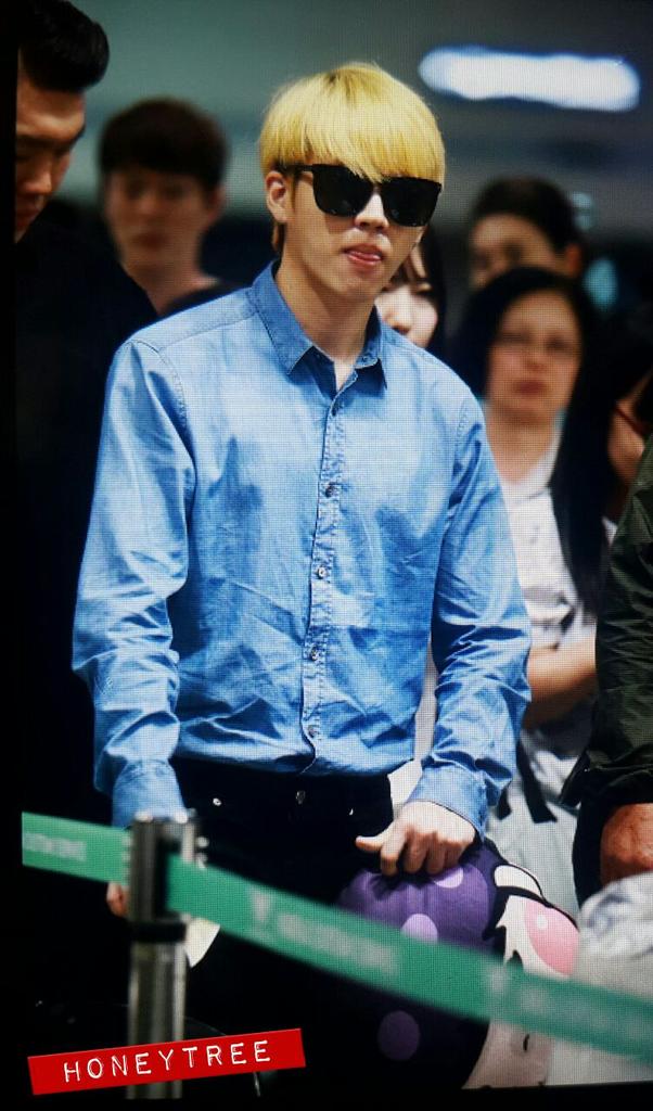 wh_honeytree's tweet photo. 150906 인천공항입국 우현🐝 흑 팔소매 걷는것도 이러케 멋있ㄷㅏ 심장폭행당해써.. http://t.co/T3Wy5uLaLI