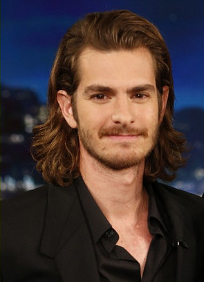 andrew garfield with long hair oh my godpic.twitter.com/z8Vos5KNrv.