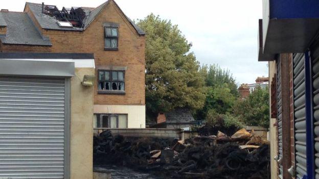 1LDHSF's tweet image. Homes evacuated as Oxford tyre fire spreads bbc.in/1hMCZxk #TyreFire #Oxford