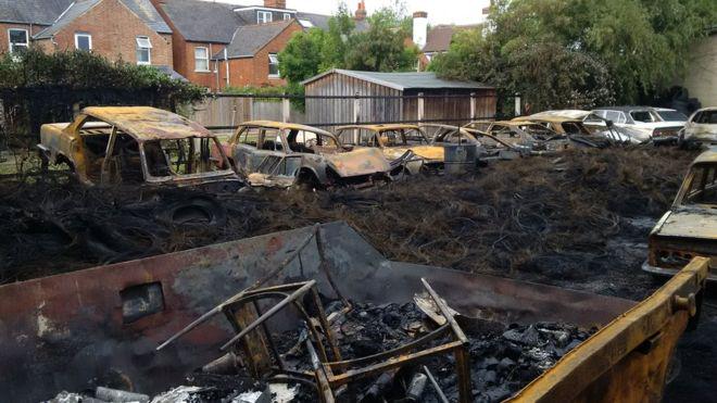 1LDHSF's tweet image. Homes evacuated as Oxford tyre fire spreads bbc.in/1hMCZxk #TyreFire #Oxford