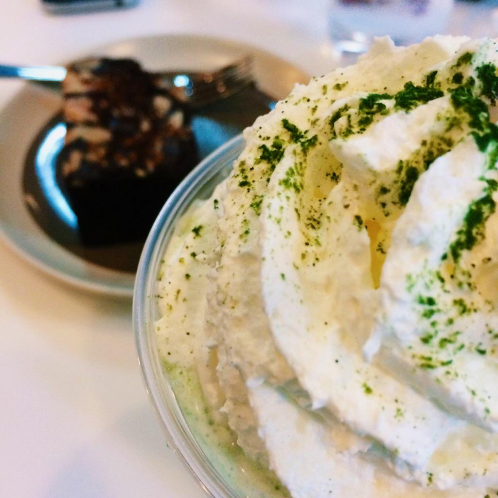 NICKYPTN's tweet photo. Nishio Matcha &amp; Fudge Brownie @truecoffee #reviewchiangmai #CMU #Greentea http://t.co/mmOwjqrA0E