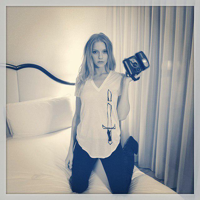 ElleEvansDaily's tweet photo. #flashback: #ElleEvans shot by #GregSiff http://t.co/h2pDAy6ZrA