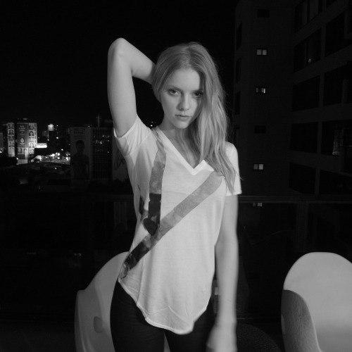 ElleEvansDaily's tweet photo. #flashback: #ElleEvans shot by #GregSiff http://t.co/h2pDAy6ZrA