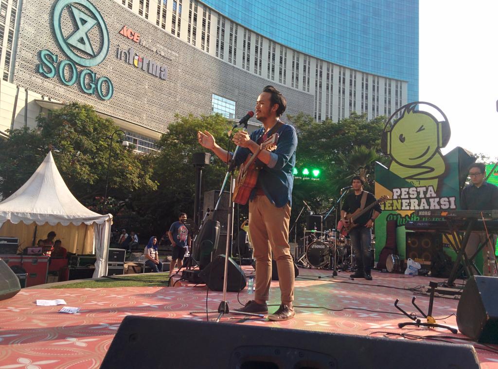 gen987fm's tweet photo. #NowPlaying: Melepas Senja - @segara_ega  #PestaGENeraksi8 😘 http://t.co/B87KO6Vjh8