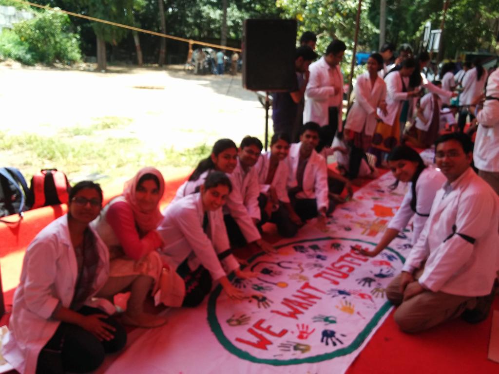 AkankshaBhatia7's tweet photo. Day 7 of strike. Still waiting for justice #protestforhike @kardunited @CMofKarnataka @PMOIndia @aajtaknews http://t.co/c0JFbhNYnZ