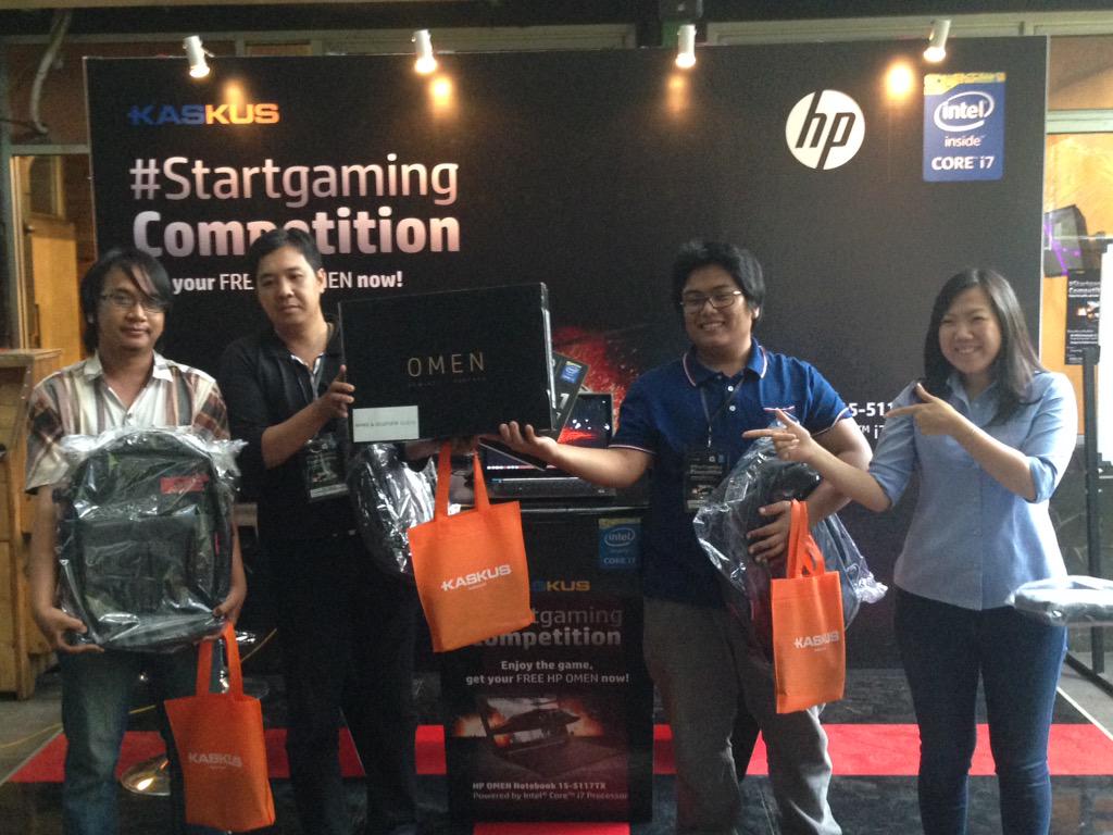 ShaniBudi's tweet photo. Pemenang pertama #Startgaming Competition Bandung, dgn hadiah utama HP Omen, dengan Ibu Ellya dari @hanyaHPuntukku http://t.co/az8OfiWinX