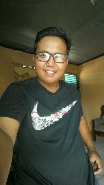 SaefriA's tweet photo. Selfi dulu seblum brngkt ke bandara http://t.co/9HD71WjYwf