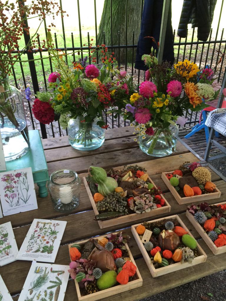 MonFleuri's tweet photo. Vandaag staan Maaike en ik op de Sonsbeekmarkt! Als je ons zoekt, de fleurigste kraam zijn wij! 😉 http://t.co/mqc9ulQCHv