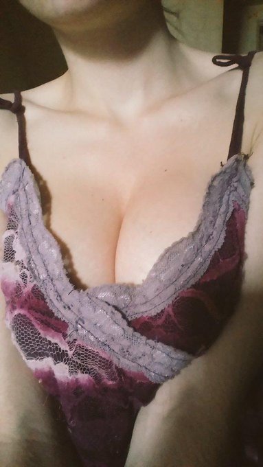Good Morning ? #SexySunday #cleavage http://t.co/D8bmgNPyYX<a href="/tag/sexysunday"class="tags">#SexySunday</a><a href="/tag/cleavage"class="tags">#cleavage</a>