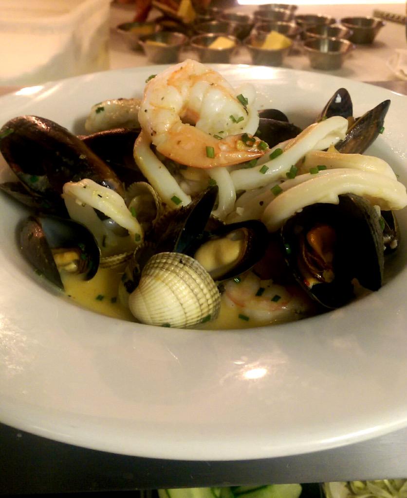 thekitchendub's tweet photo. Our Fruits of the Sea... white wine, garlic, chilli, chives and skinny fries with aioli. http://t.co/61jzPcptXy