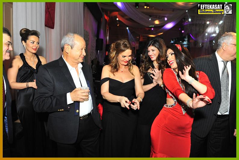 رؤساء الأحزاب يجتمعون حول «راقصة» لبنانية 
