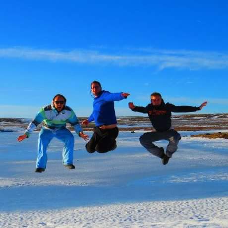 ropeyleggie's tweet photo. @SundayBrunchC4 defying gravity on a glacier in Iceland http://t.co/W9X1WXEK8o