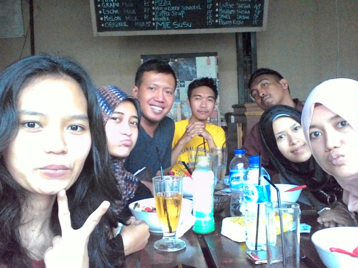 Habis futsal <a href="/Goonerettes_BGR/">Goonerettes_BGR</a> nongkrong2 manis dulu.