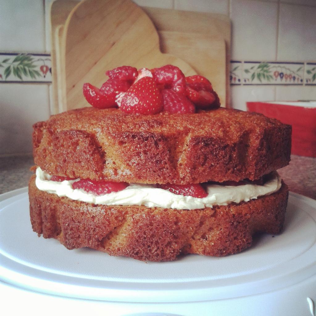 teresaagger's tweet photo. @HelptoBuyMids this was my first attempt at a Victoria sponge #BakingTriumph http://t.co/5062ibKEg0