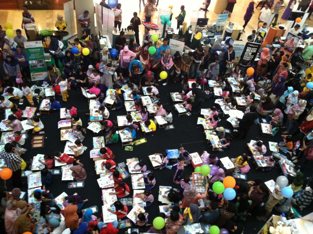 sukses_menabung's tweet photo. Serunya adik2 sdg lomba mewarnai di #IBVaganza @PejatenVillage 
Yuks minggu sore seru2an,dtg ke booth BSM ya😉😘 http://t.co/KLqT4dEtg6