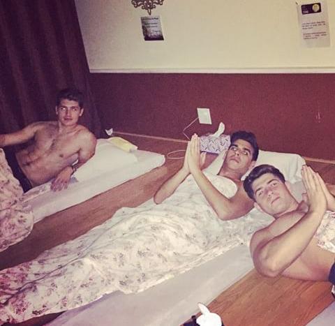 Gregg_SulkinFR's tweet photo. "Je me sens dรฉsolรฉ pour la masseuse qui s'est occupรฉe d'Henry. Est-ce qu'on aurait du la payer double? #HumanHulk" http://t.co/Dg15ZJRCG3