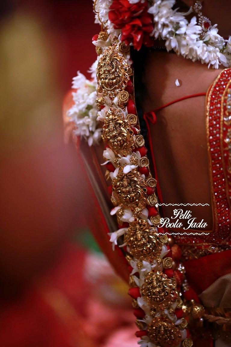 PelliPoolaJada's tweet photo. #Goldjada on top of #poolajada #awesome #brides #hair http://t.co/Uhu7gZER7z