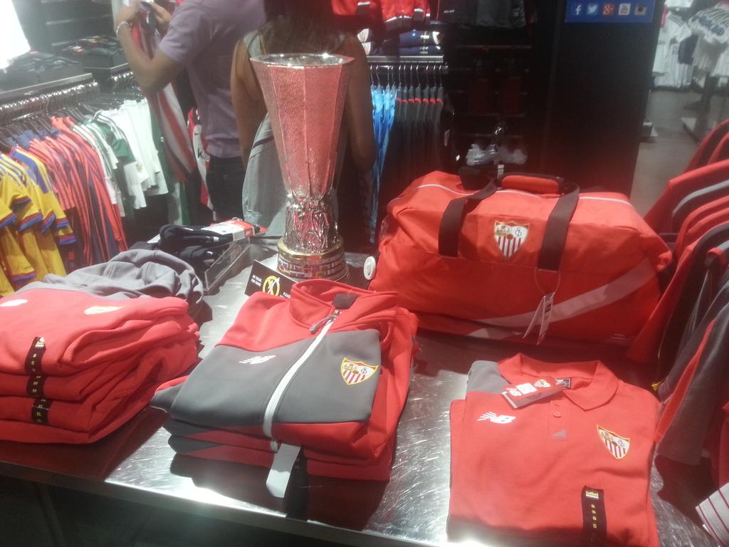 Ivanrf91's tweet photo. @sevillismoenmad @SevillaFC @fpsevillistas futbolmania de la puerta del sol http://t.co/X1JJMJcX3V