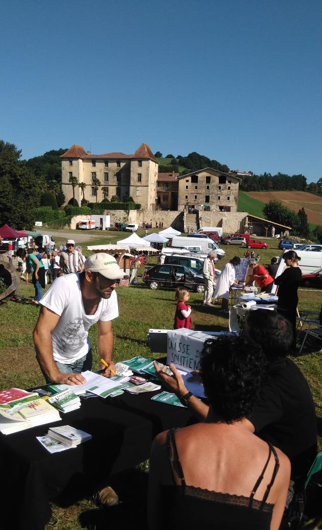 oihanttoa's tweet photo. #PaysBasque #Mendionde  #Lekorne #Garroa 
Journee du #bio #Asunak 
Tps superbe 
Ici  stand #Bizi !
# 1000alternatiba http://t.co/mbAHupWih5